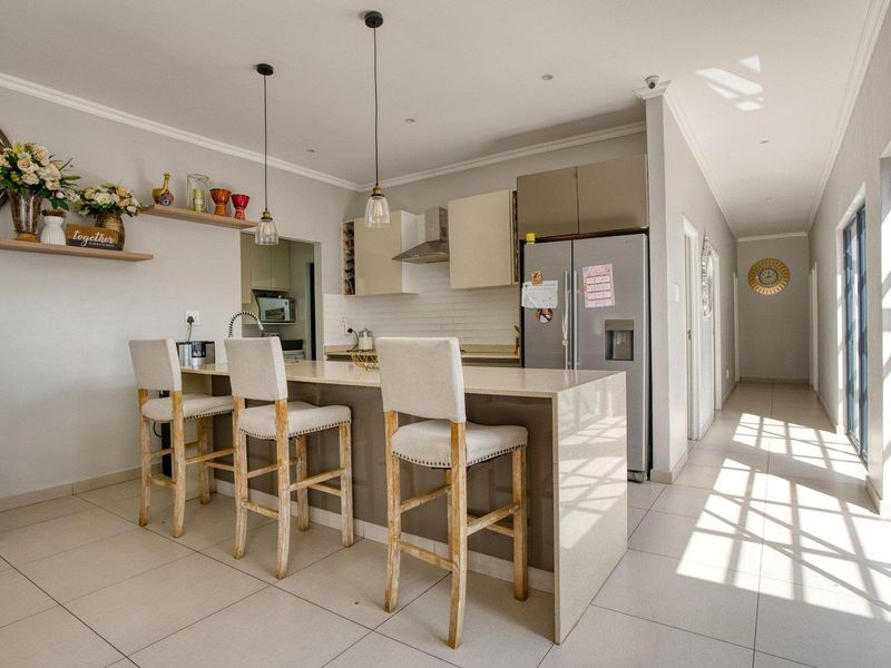 Stunning Modern 4-Bedroom Home with Pool in Ballito - Photo 9