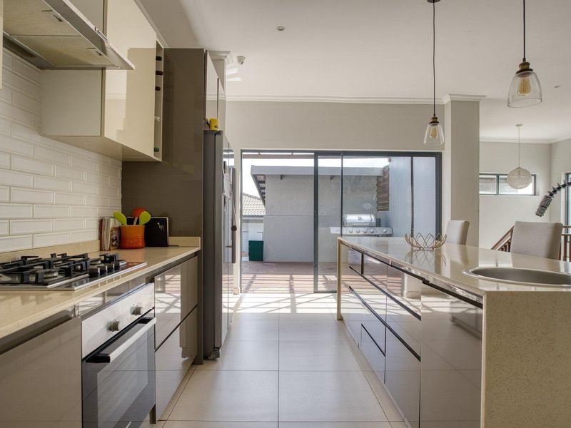 Stunning Modern 4-Bedroom Home with Pool in Ballito - Photo 7