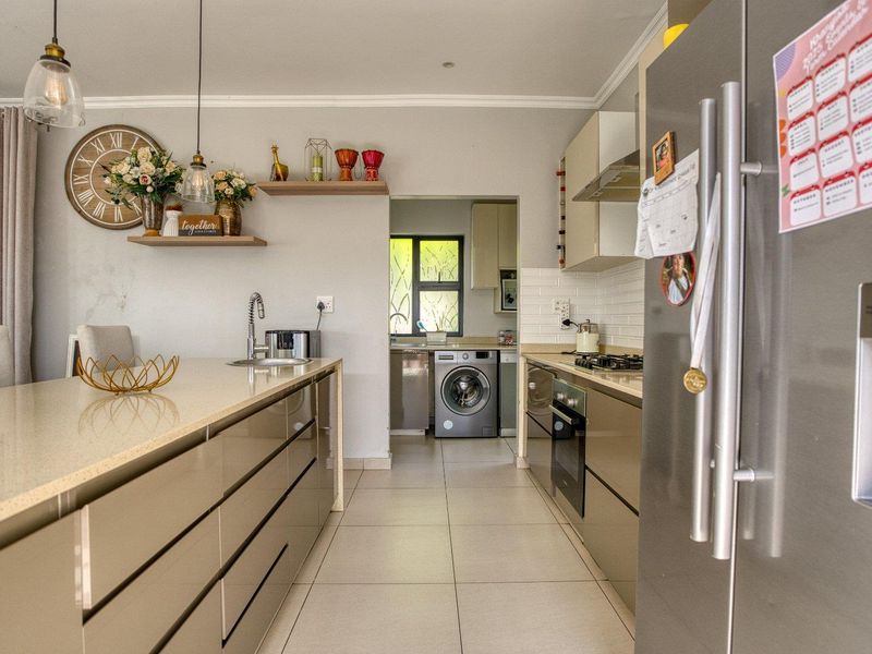 Stunning Modern 4-Bedroom Home with Pool in Ballito - Photo 6