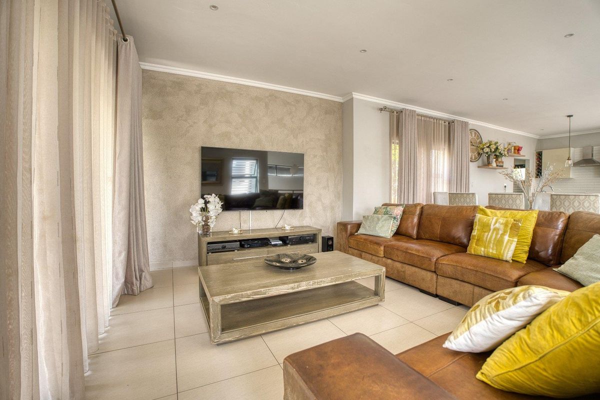 Stunning Modern 4-Bedroom Home with Pool in Ballito - Photo 5