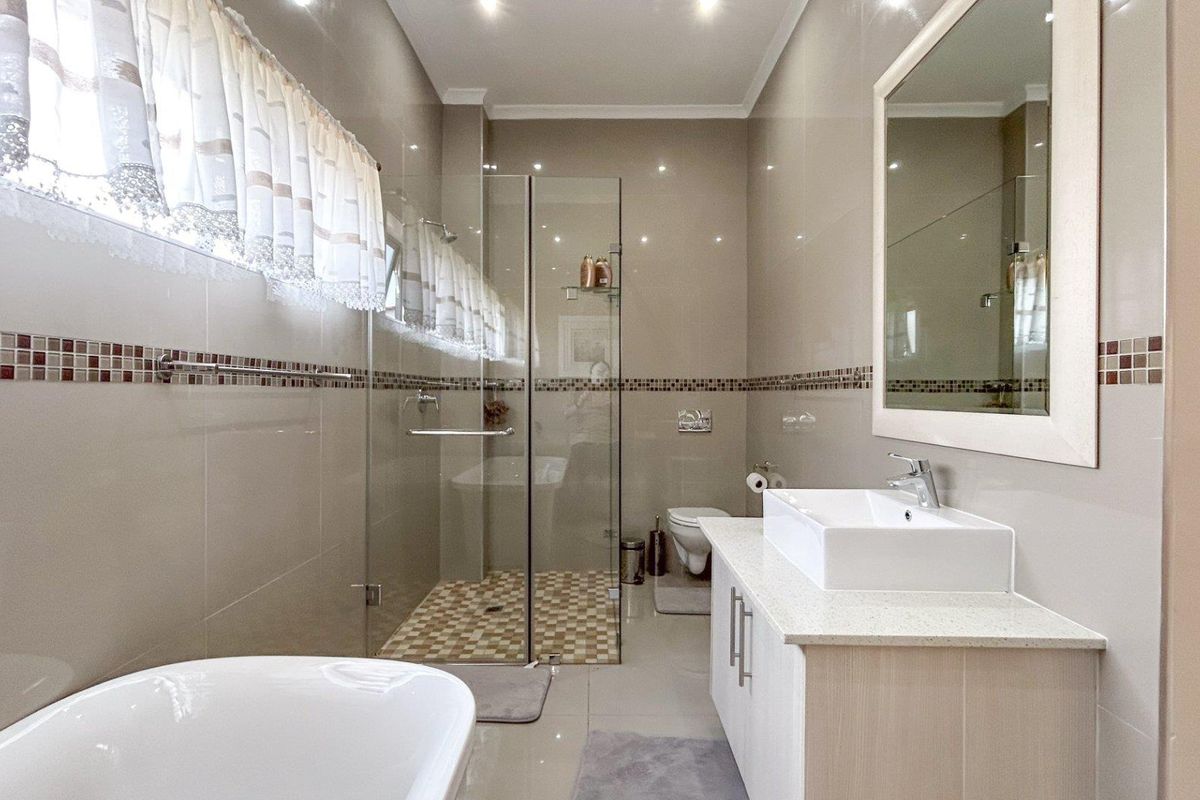 Stunning 4 Bedroom Home in Palm Lakes - Photo 3