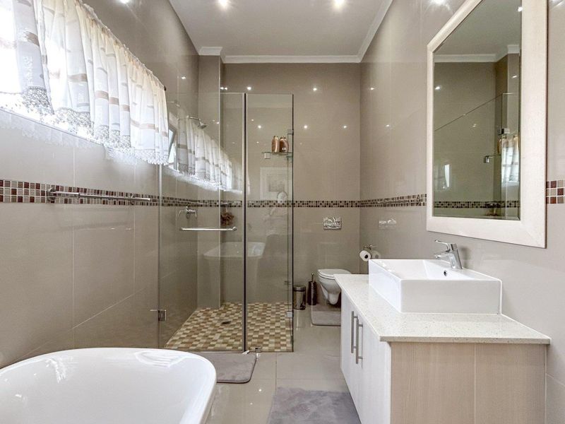 Stunning 4 Bedroom Home in Palm Lakes - Photo 3