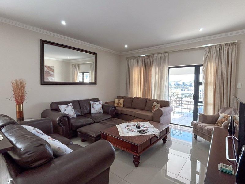 Stunning 4 Bedroom Home in Palm Lakes - Photo 10