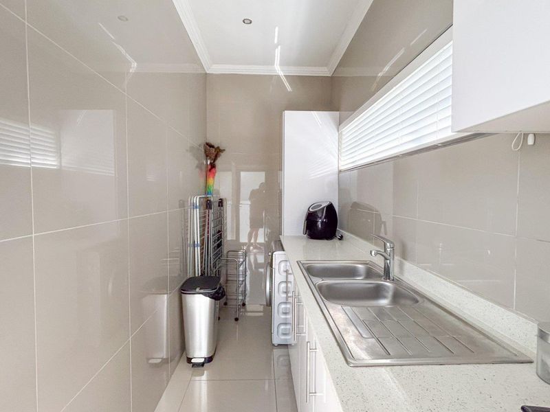 Stunning 4 Bedroom Home in Palm Lakes - Photo 9