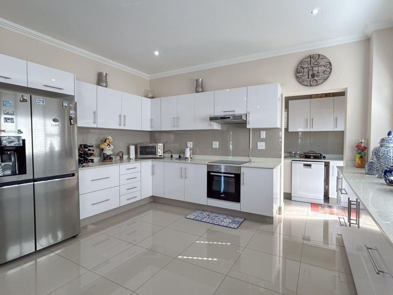 Stunning 4 Bedroom Home in Palm Lakes - Photo 8