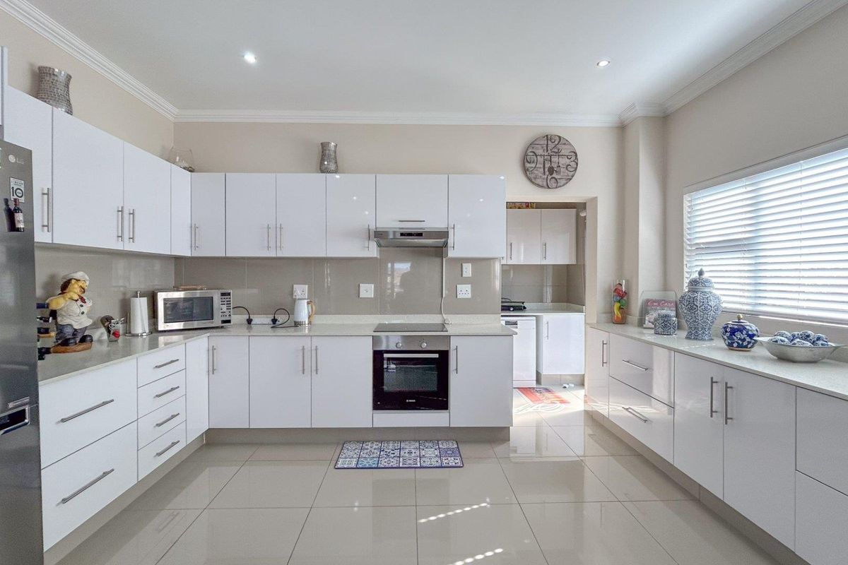 Stunning 4 Bedroom Home in Palm Lakes - Photo 2