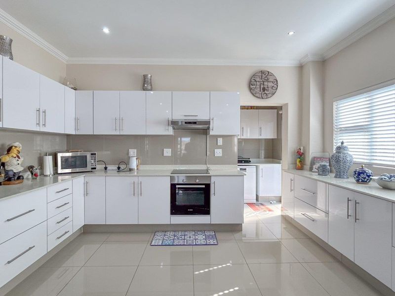 Stunning 4 Bedroom Home in Palm Lakes - Photo 2