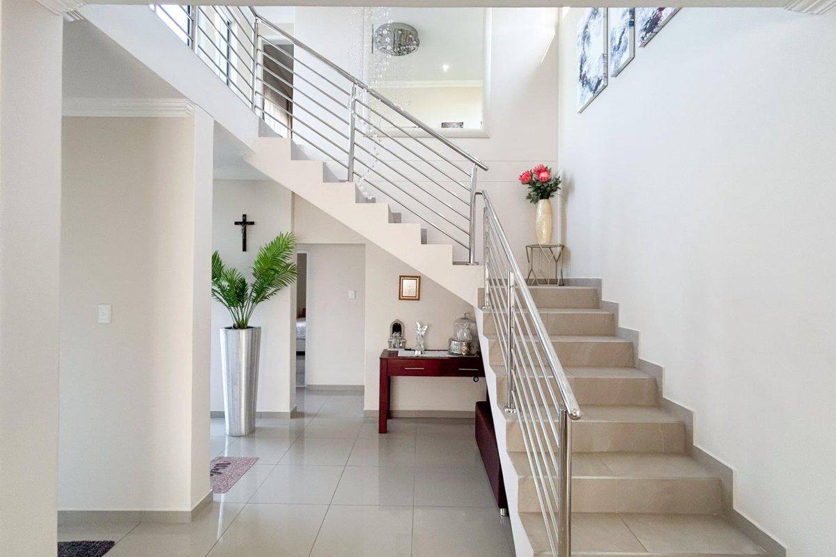 Stunning 4 Bedroom Home in Palm Lakes - Photo 4