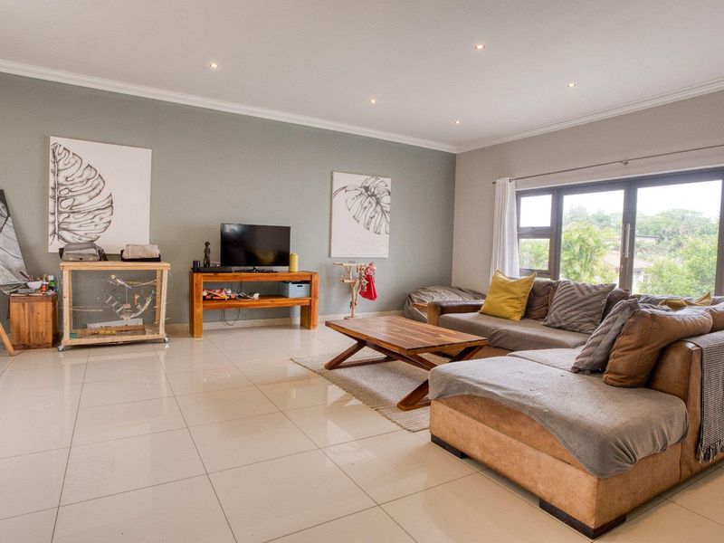 Stunning 5 Bedroom Home in Palm Lakes - Photo 3