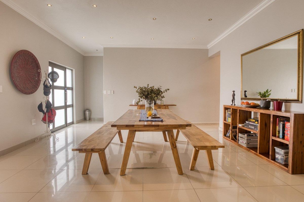 Stunning 5 Bedroom Home in Palm Lakes - Photo 4