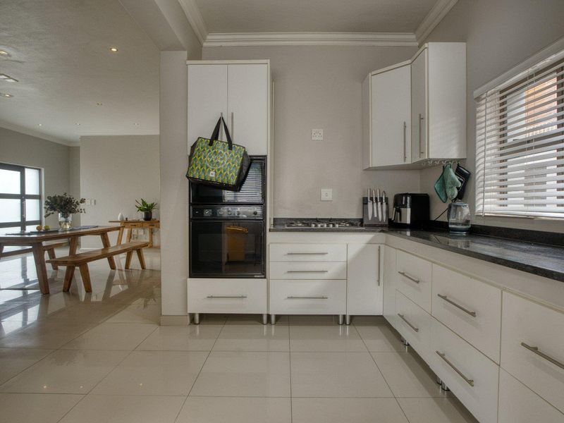 Stunning 5 Bedroom Home in Palm Lakes - Photo 7