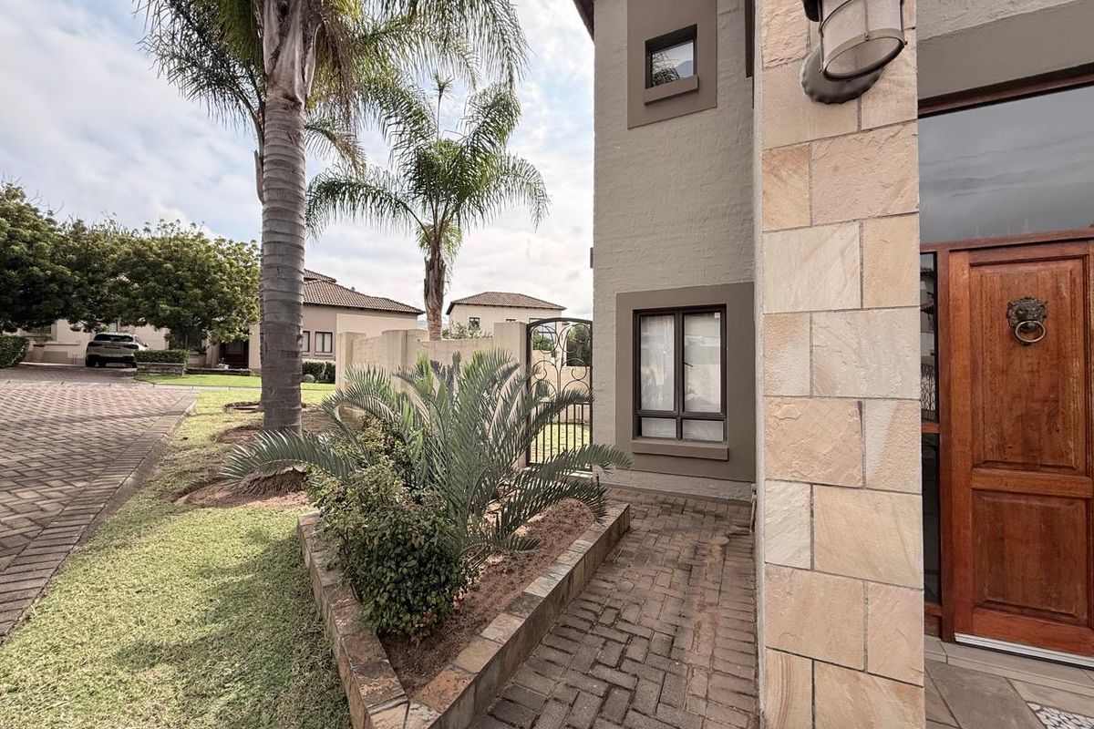 Secure 3 Bedroom Townhouse in Schuinshoogte Next to Aviary Hill - Photo 3