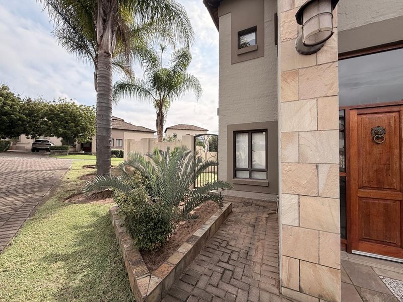 Secure 3 Bedroom Townhouse in Schuinshoogte Next to Aviary Hill - Photo 3