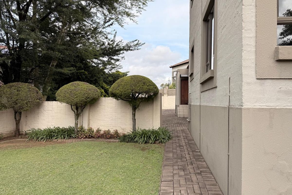 Secure 3 Bedroom Townhouse in Schuinshoogte Next to Aviary Hill - Photo 4