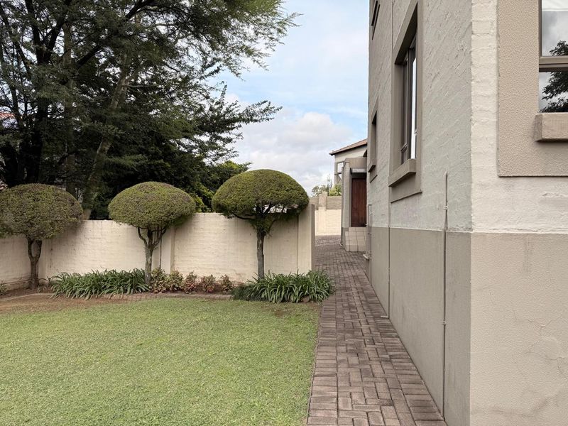 Secure 3 Bedroom Townhouse in Schuinshoogte Next to Aviary Hill - Photo 4