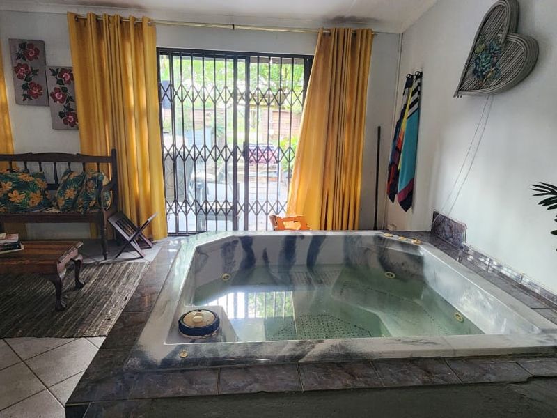 Charming 3-Bedroom Pet Friendly Duplex with Jacuzzi. - Photo 7