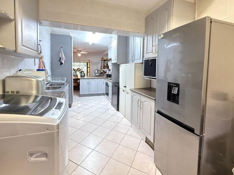 Charming 3-Bedroom Pet Friendly Duplex with Jacuzzi. - Photo 9