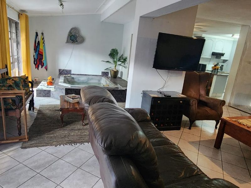 Charming 3-Bedroom Pet Friendly Duplex with Jacuzzi. - Photo 6