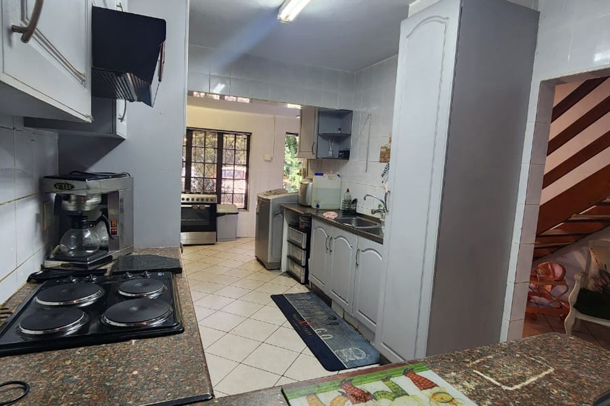 Charming 3-Bedroom Pet Friendly Duplex with Jacuzzi. - Photo 4