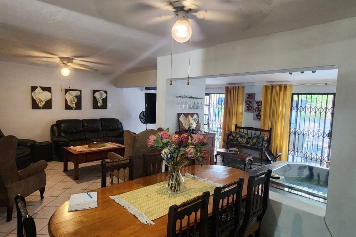 Charming 3-Bedroom Pet Friendly Duplex with Jacuzzi. - Photo 3