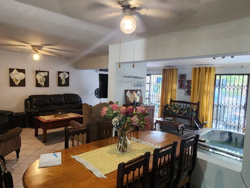 Charming 3-Bedroom Pet Friendly Duplex with Jacuzzi. - Photo 3