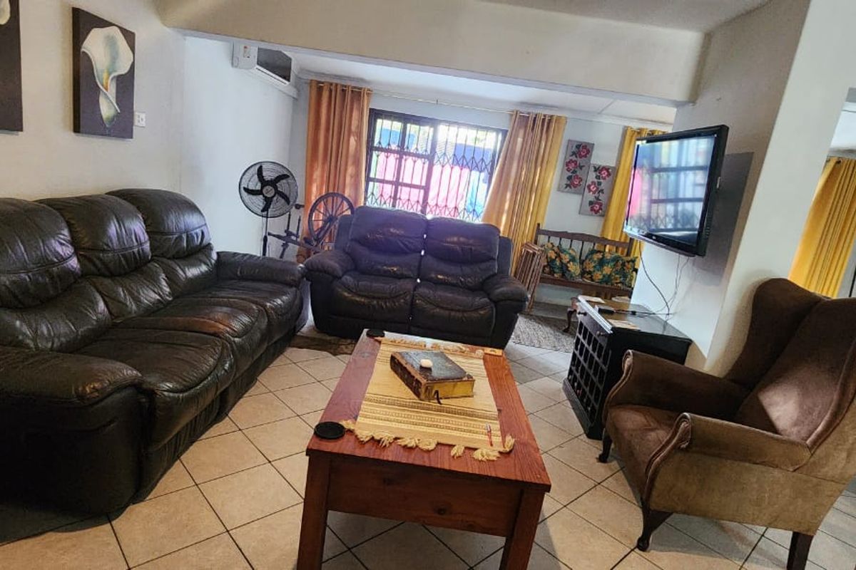 Charming 3-Bedroom Pet Friendly Duplex with Jacuzzi. - Photo 2