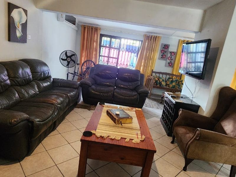 Charming 3-Bedroom Pet Friendly Duplex with Jacuzzi. - Photo 2