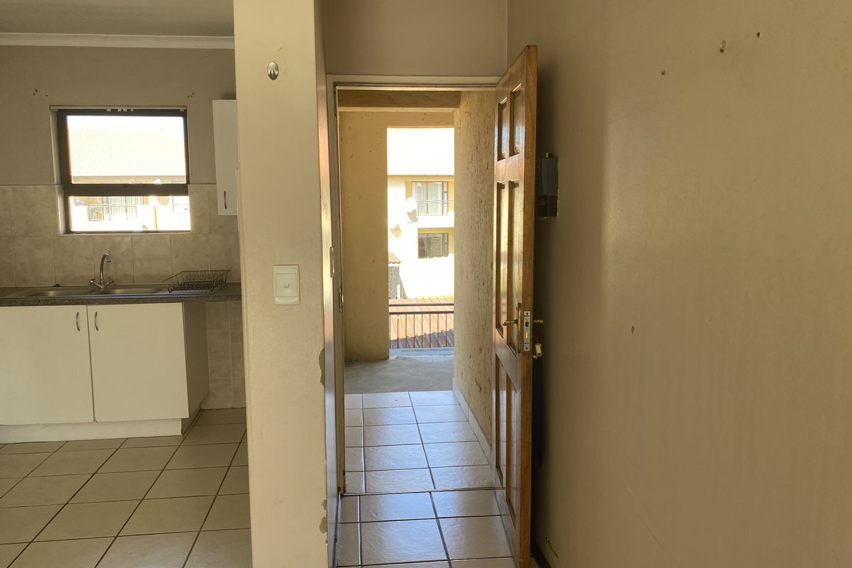 2 Bedroom Apartment in Parkrand - Photo 3