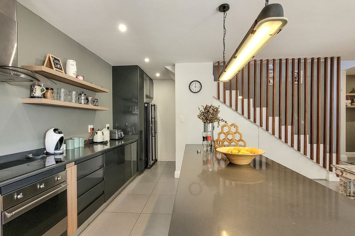 Modern Luxury  with private garden - Photo 3