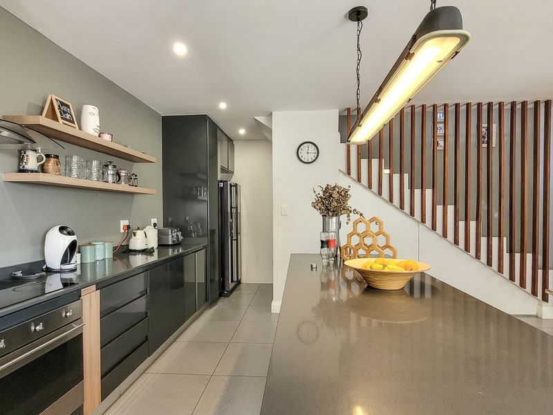 Modern Luxury  with private garden - Photo 3