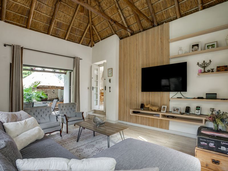 Elegant 3-Bedroom Double-Storey Family Home in Gated Community – Jukskei Park - Photo 5