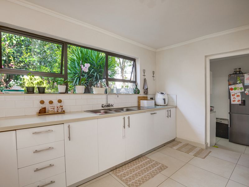 Elegant 3-Bedroom Double-Storey Family Home in Gated Community – Jukskei Park - Photo 4