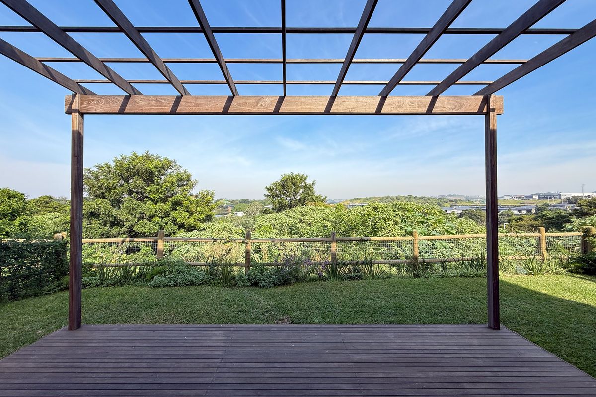 MODERN 2-BEDROOM HOME IN DOLPHIN RIDGE – STYLE, COMFORT & CONVENIENCE - Photo 3