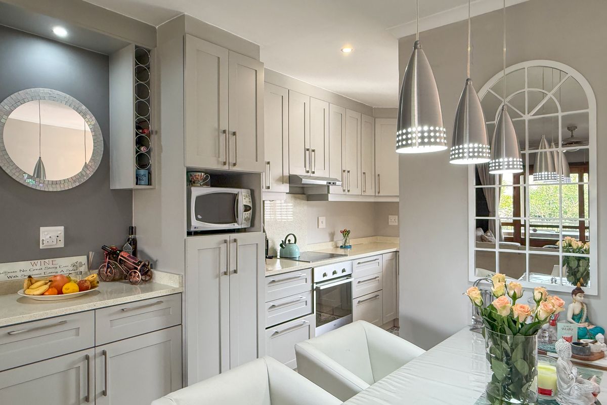 Modern 3-Bedroom Luxury Apartment in Wakenshaw – Comfort, Style & Prime Location - Photo 2