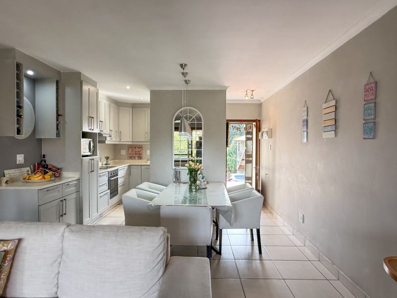 Modern 3-Bedroom Luxury Apartment in Wakenshaw – Comfort, Style & Prime Location - Photo 8