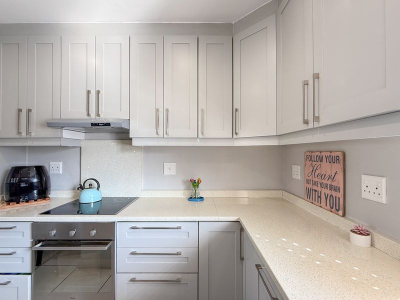 Modern 3-Bedroom Luxury Apartment in Wakenshaw – Comfort, Style & Prime Location - Photo 7