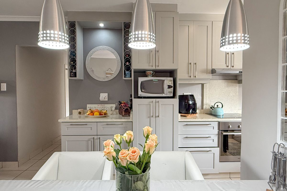 Modern 3-Bedroom Luxury Apartment in Wakenshaw – Comfort, Style & Prime Location - Photo 5