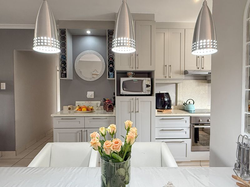 Modern 3-Bedroom Luxury Apartment in Wakenshaw – Comfort, Style & Prime Location - Photo 5