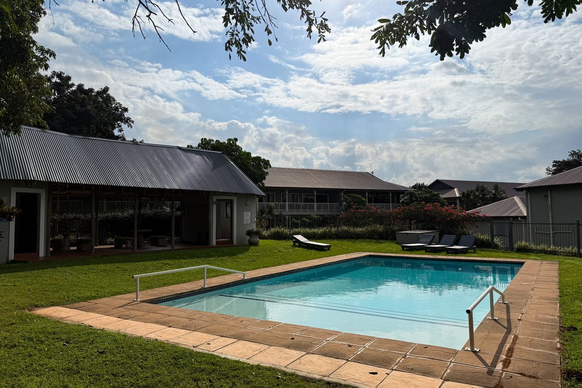 Modern 3-Bedroom Luxury Apartment in Wakenshaw – Comfort, Style & Prime Location - Photo 3