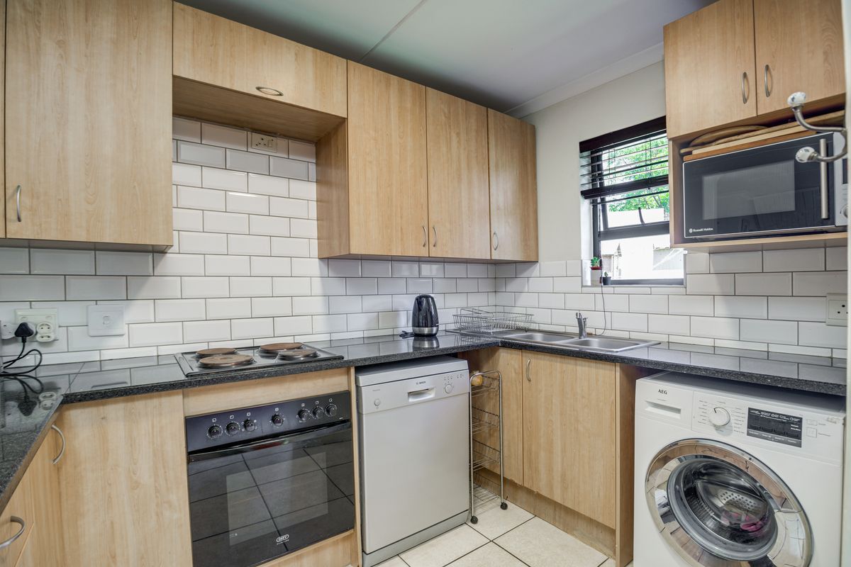 Charming 3 Bedroom 2 Bathroom Garden Townhouse - Photo 2