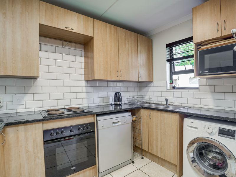 Charming 3 Bedroom 2 Bathroom Garden Townhouse - Photo 2