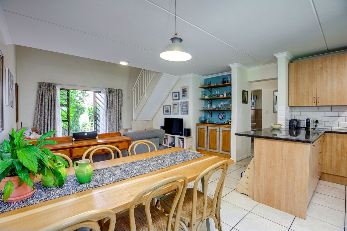 Charming 3 Bedroom 2 Bathroom Garden Townhouse - Photo 4