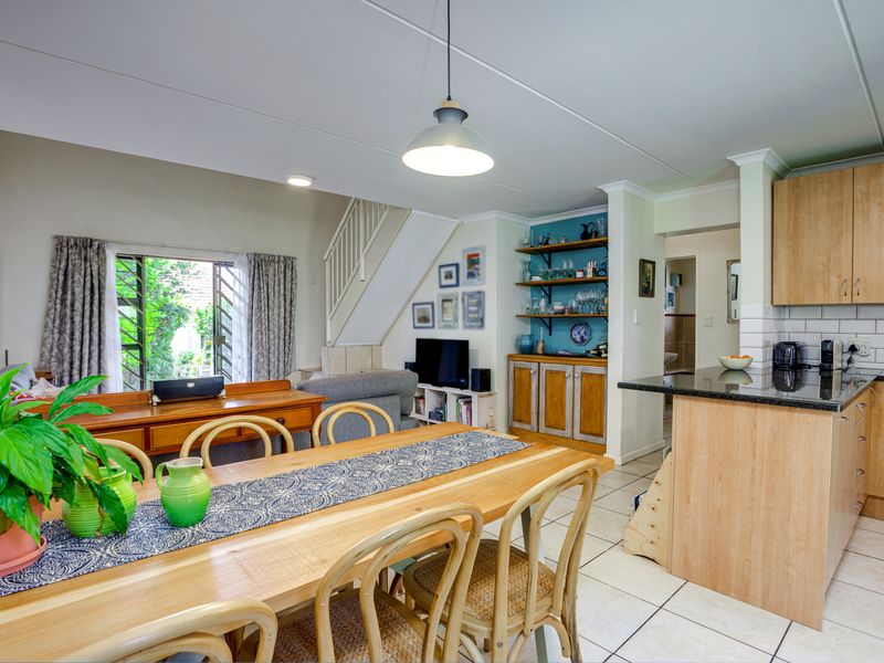 Charming 3 Bedroom 2 Bathroom Garden Townhouse - Photo 4