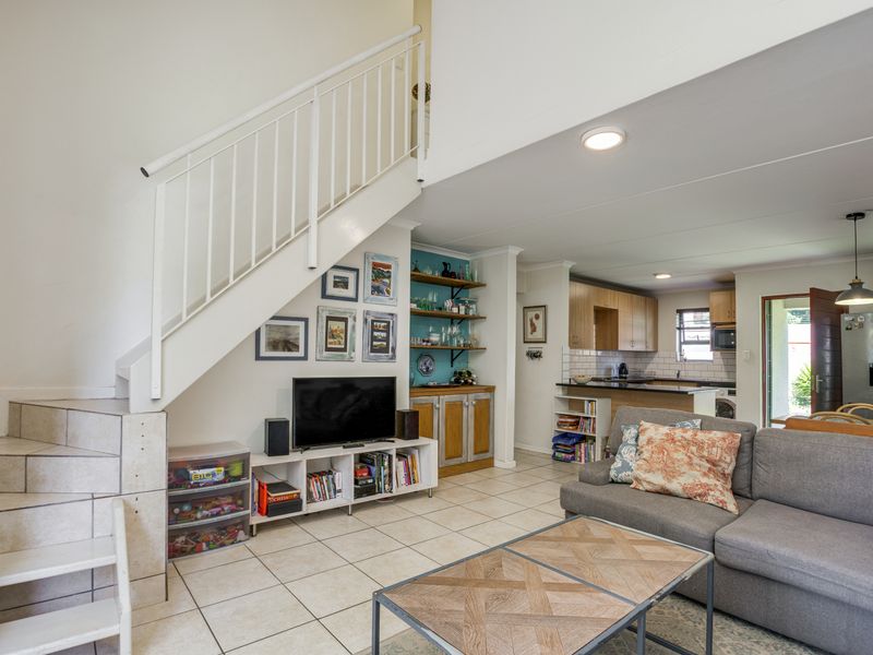 Charming 3 Bedroom 2 Bathroom Garden Townhouse - Photo 9