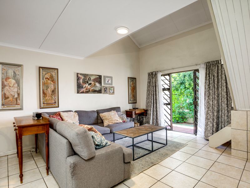 Charming 3 Bedroom 2 Bathroom Garden Townhouse - Photo 8