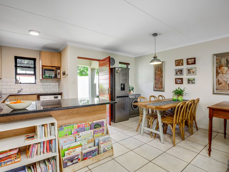 Charming 3 Bedroom 2 Bathroom Garden Townhouse - Photo 6