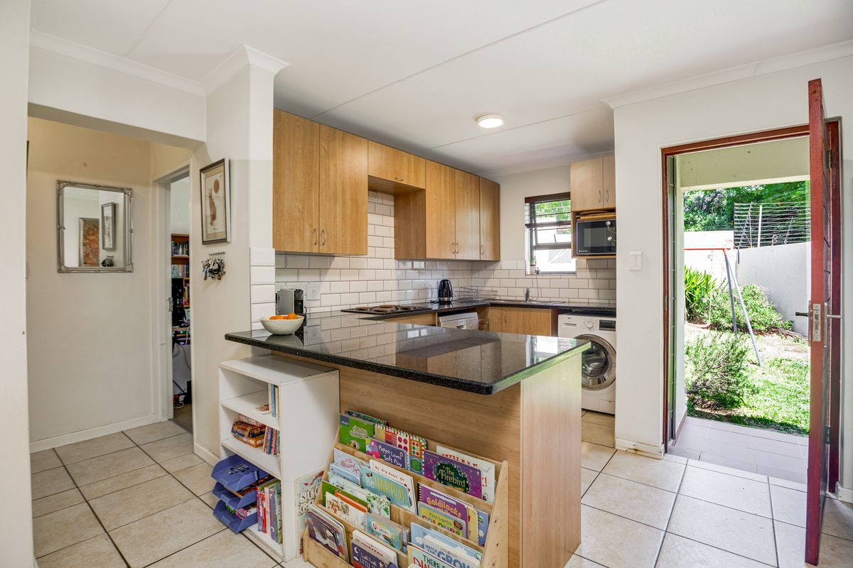 Charming 3 Bedroom 2 Bathroom Garden Townhouse - Photo 5