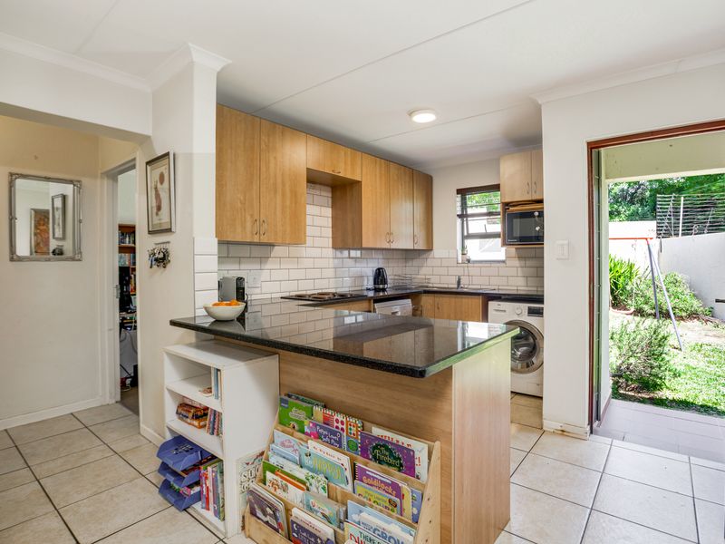 Charming 3 Bedroom 2 Bathroom Garden Townhouse - Photo 5