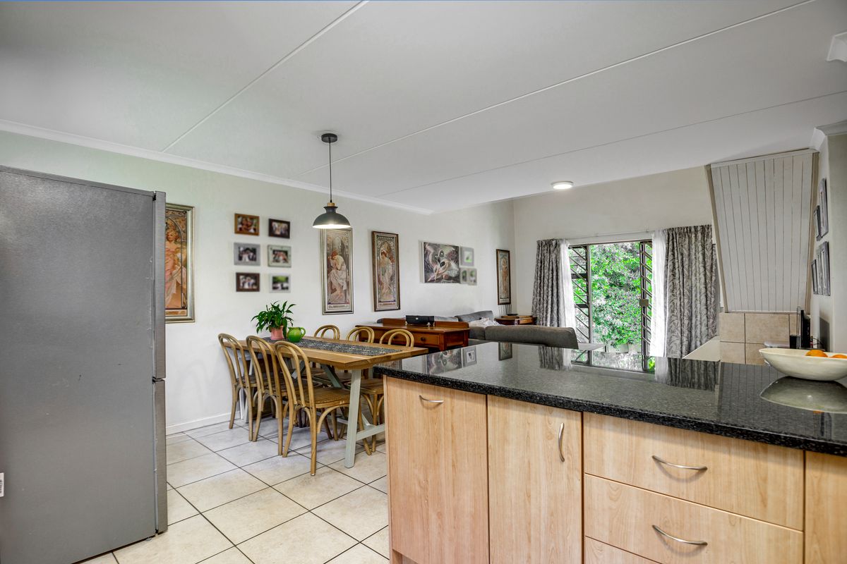 Charming 3 Bedroom 2 Bathroom Garden Townhouse - Photo 3