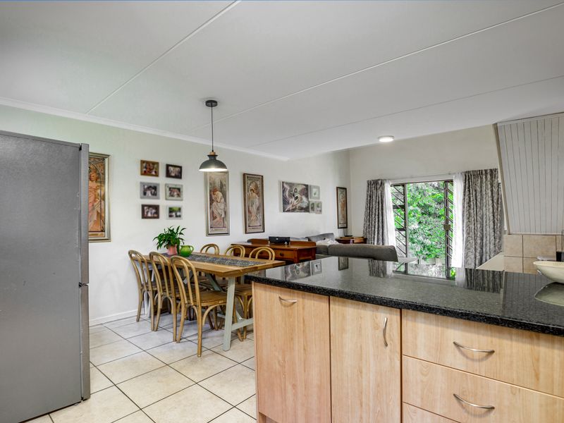 Charming 3 Bedroom 2 Bathroom Garden Townhouse - Photo 3